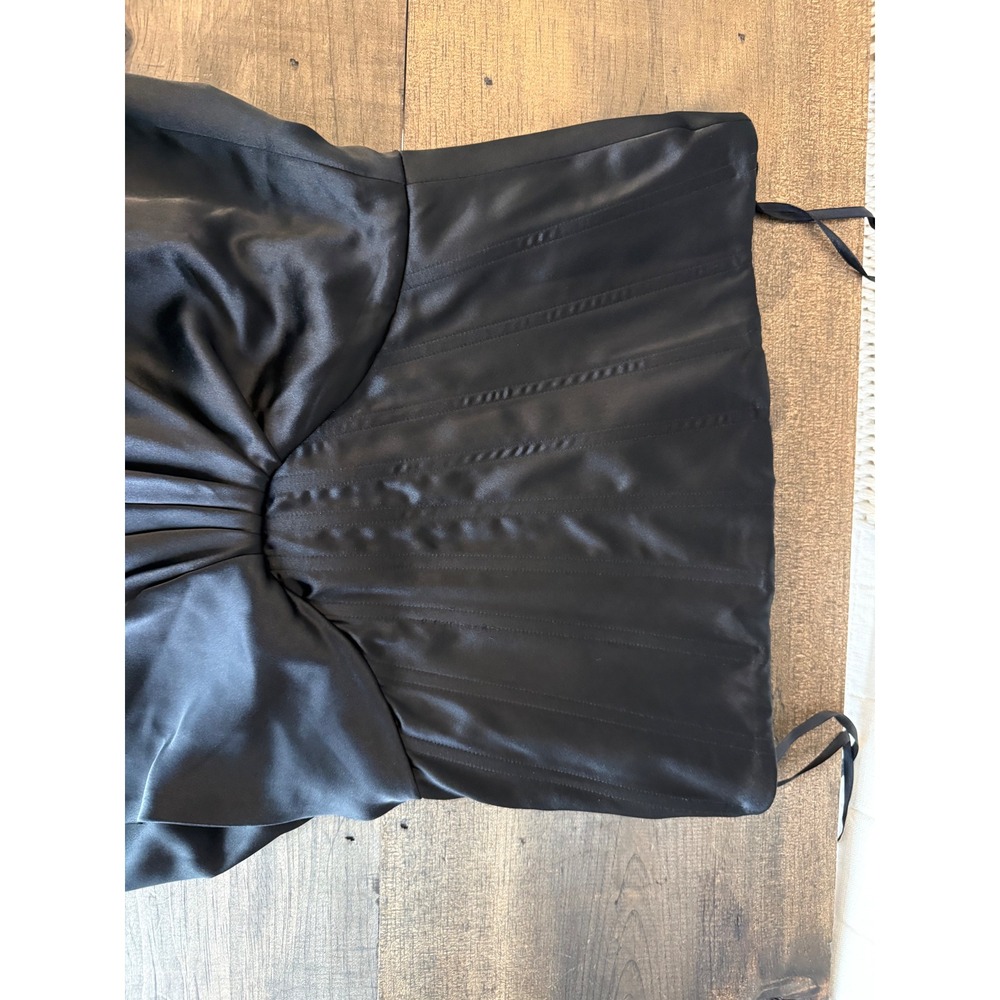 Gianni Bini Daphne Satin Ruched S
Strapless Asymmetrical Hem Sheath Dress Size 6 - Picture 9 of 14